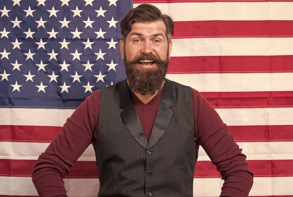 Vousatý učitel školy výuky USA vlajkové pozadí, státy americké koncept — Stock fotografie