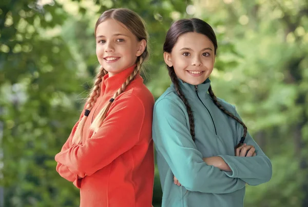 Meninas amigos lã roupas para lazer ativo natureza fundo, conceito de férias de verão — Fotografia de Stock