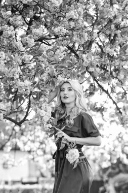 Kiraz ağacı. Çiçek aroması. Çiçeklerin kadınları neden her zaman mutlu ettiğini. Mutlu bahar günleri. Parfüm ve kozmetik. Bahar sembolü Kız bahçedeki sakuranın tadını çıkarıyor. Dinlen ve tatil yap. Bahar çiçekleri.