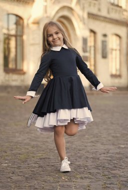 Okul üniformalı mutlu küçük balerin açık havada balerin.