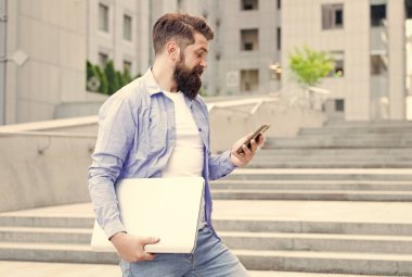 Mesajım var. Sakallı adam cep telefonundan SMS okudu. Hippi dizüstü bilgisayar ve akıllı telefon taşır. SMS mesajı. Mobil iletişim. SMS mesajı. Yeni teknoloji. Modern hayat. 3G mi? 4G mi? Kısa mesaj servisi