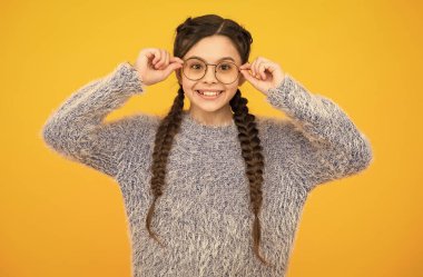 Önemli olan şeye odaklan. Neşeli gençlerin görüşü kötüdür. Saçları örgülerle örülmüş. Gözlüklü küçük güzellik. Mutlu çocukluk. Küçük kızın güzel bir gülümsemesi var. Çocuk saç stili. Uzun saçlı, gülümseyen çocuk.