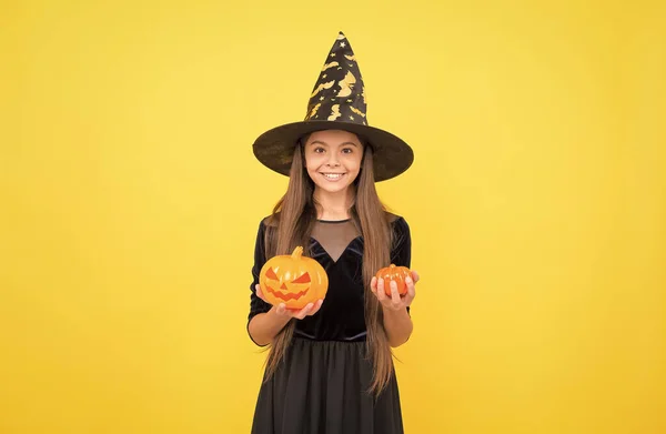 Színtiszta varázslónő. Töklámpás. Halloweeni boszorkány lány. Boldog gyermekkort. tinédzser gyerek boszorkánykalapban. Vidám gyerek kezében tök. Karnevál jelmezbál. Csokit vagy csalunk. ünnepeljük az ünnepeket — Stock Fotó
