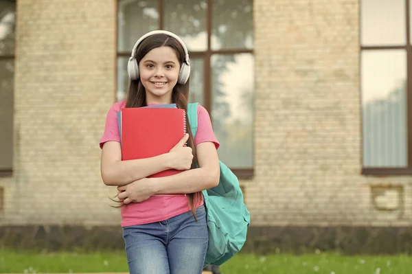 Школьница-подросток с стерео наушниками новая технология, концепция аудиоурока — стоковое фото