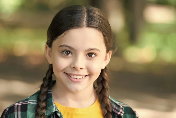 Gelukkig meisje kind met schattige glimlach op jong gezicht gezonde huid zomer buiten, huidverzorging — Stockfoto