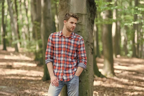 Was für ein schöner Tag. muskulöser Mann im Wald. sexy Macho im aufgeknöpften Hemd draußen. Der unrasierte Mann hat gepflegte Haare. männliche Schönheit und Mode. Typen mit Borsten tragen kariertes Hemd. lässiger Modestil — Stockfoto