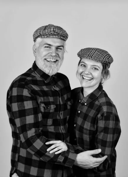 Homem feliz e mulher xadrez camisa e chapéu. Feliz conceito de família. hippie e hipster. Casal moda vintage. seguir a tradição antiquada. homem barbudo e menina pico cap. casal retro de agricultores — Fotografia de Stock