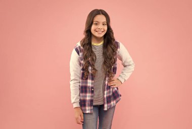 Neşeli çocuk gülüşü, modaya uygun görünüm, pembe arka plan, tarz.