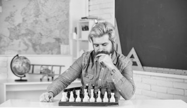 Satranç tahtasındaki figürler. Bir sonraki adımı düşünüyorum. Kendi başına düşünme işini kendin yap. Satranç dersi. Strateji konsepti. Öğretmenim. Masa oyunu. Satranç oynayan akıllı adam. Entelektüel hobi
