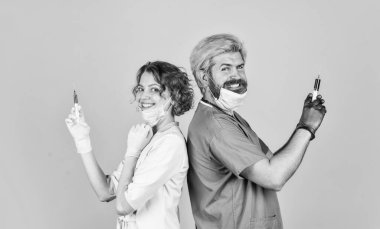 Coronavirus. Aşı konsepti. Aşı programı. Salgını durdurun. Sağlık hizmetleri. Aşı şırıngası. Hastane personeli. İlaçlar. Damardan enjeksiyon. Hemşire ve doktor iğneyi hazırlıyorlar.