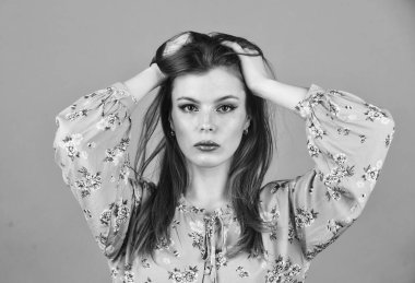 Sağlıklı ciltli güzel bir kızın güzel yüzü. Deri bakımı konsepti. Kadın moda tarzı. Kızın uzun saçları var. Makyaj ve kozmetik. Güzel yüzlü kadın portresi