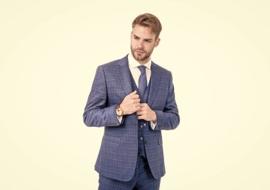 Profesyonel izlenim bırakıyorsun. Beyaz takım elbiseli yakışıklı adam. Mesleki meslek