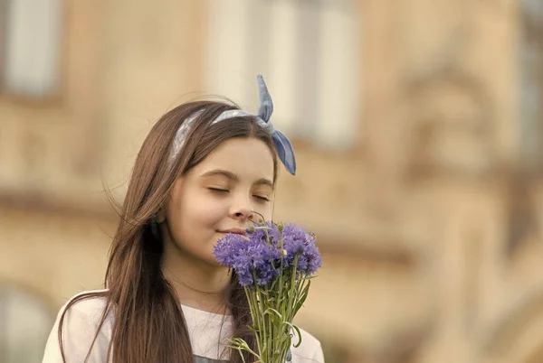 セントとケア。屋外で小さな子供の夏の花を嗅ぐ。花粉症と花粉症.スキンケア製品。安全な化粧品。育児だ。小児科医。美容室。危害のない健康管理 — ストック写真