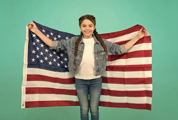 Vacaciones de día de independencia. Los estadounidenses celebran el día de la independencia. Niña con bandera de EE.UU. Concepto patriótico. 4 de julio. Pequeña chica americana. Fiestas nacionales. Celebración de la independencia. Niño feliz. — Foto de Stock