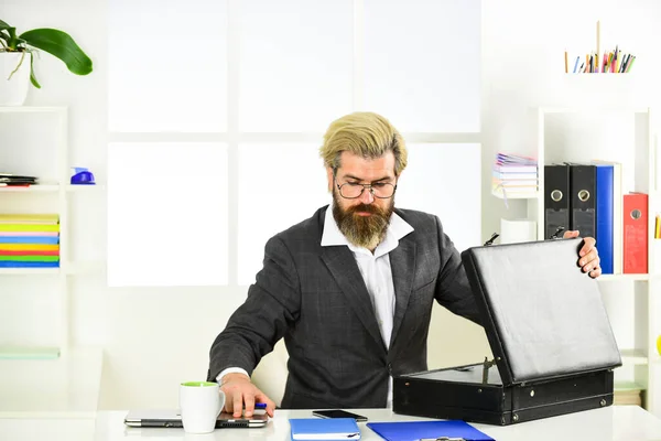 Firmenchef. erwarteter wirtschaftlicher Nutzen. Unternehmensgewinn. kommerzielles Angebot. Unternehmensberatung. erfahrener Regisseur. Selbstbewusster Anwalt mit Koffer. Finanzdirektor mit Aktentasche — Stockfoto