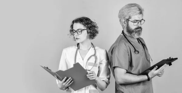 Länger leben. Vertrauen Sie unseren Fachleuten. Gesundheitsgeschäft. Teamwork und Menschen-Konzept. Arzt und Krankenschwester. Erfolgreiches Ärzteteam. Menschen in Uniformen blauen Hintergrund. Medizinisches Personal — Stockfoto