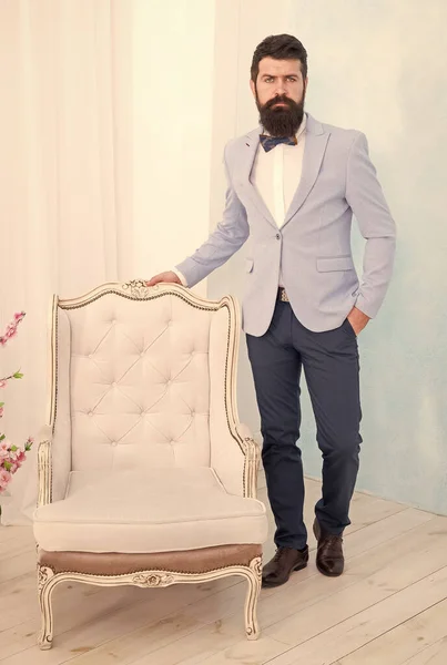 Cavalheiro homem elegante usar gravata arco terno clássico, conceito showroom moda — Fotografia de Stock
