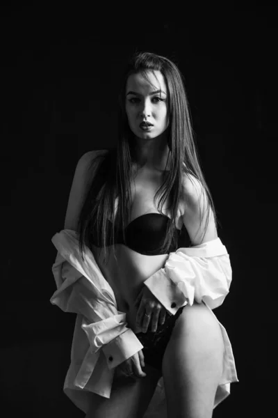 Mi sento flirtare stasera. donna sexy indossare lingerie erotica e camicia. Ragazza sensuale in camicia maschile. bellezza e moda. donna ha corpo in forma e sottile. sensuale femmina isolata sul nero. esprimere la sua sessualità — Foto Stock