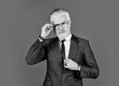 Olgun bir adam sakal ve saç boyadı. Resmi toplantıya hazırlanıyorum. Erkek güzelliği ve karizması. Berberdeki profesyonel berber. Çevik iş. Kendinden emin iş adamı gözlük takar