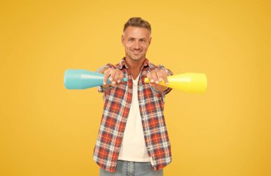 İnsan vücuduna dezenfektan sıkar. Ruh dezenfektanı konsepti.