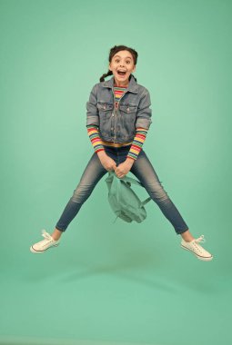 İlk günü unutulmaz yap. Mutlu çocuk mavi arka plan. 1 Eylül. Okula dönelim. Başla. 1 Eylül. Resmi olmayan eğitim. Bilgi toplama günü. Yeni başlangıç