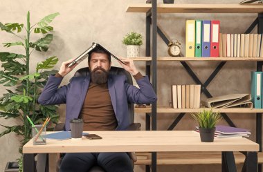 Daha iyi bir bağlantı için. Çalışan, defterin başında dursun. Bilgisayar teknolojisini kullanarak. E-ticaret. İş iletişimi. Uzaktan iletişim. Modern yaşam tarzı. Ofis hayatı