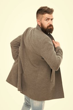 Sonbahara hazır. Moda erkek manken sıcak sonbahar ceketi ve sıradan kot pantolon giyiyor. Sonbahar kıyafetleri giyen sakallı adam. Sonbahar trendlerini takiben sakallı ve bıyıklı modaya uygun hippi.