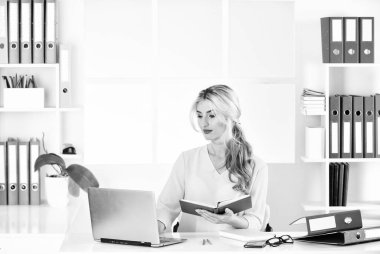 Başarı. Çalışırken not alıyorum. Başarılı iş kadını. Ofis hayatı. Öğrenci kızın öğrenme süreci. Patron ve çalışan. Üniversite projesi için fikirler. İş kadını ofisinde oturuyor.