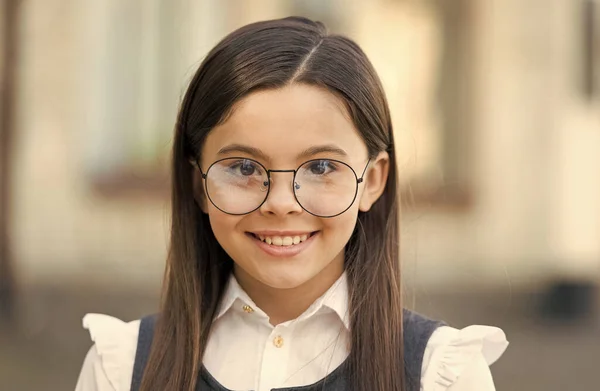 Okos első látásra. Happy gyerek szemüveget visel a szabadban. Látóteszt. Szemészeti vizsgálat. Gyermekszemészet. Divatos szemüveg. Trendi szemüveg. Látásjavítás. Optikai szalon. Iskolai oktatás — Stock Fotó