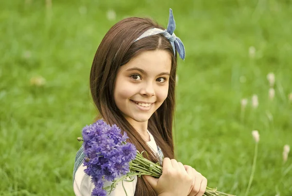 Kislány búzavirág csokor ünnep üdvözlet, boldog gyerek nap koncepció — Stock Fotó