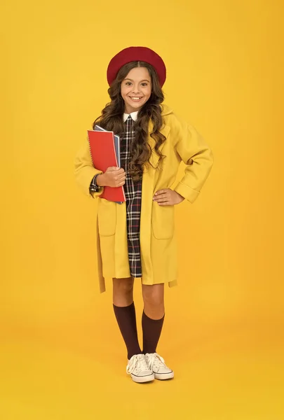 Empezando el año de estudio. estudiante universitario adolescente con estilo. niña con cuaderno o cuaderno para la lección. educación. la escuela y la moda. niño con uniforme de alumno. niño en boina francesa sobre fondo amarillo —  Fotos de Stock