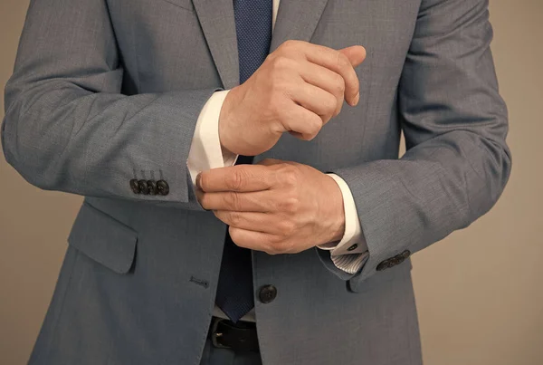 Handen aanpassen mouwen formele pak business outfit, perfectionisme concept — Stockfoto