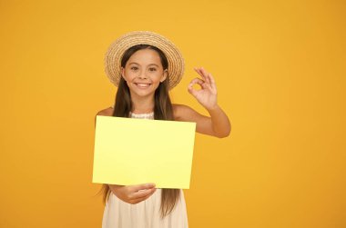 Çocuklar için yaz kampı. Seyahat konsepti. Yaz tatili kıyafeti. Reklam fotokopi alanı. Her türlü aktivite, spor ve kültürel geziler. Genç kız yaz modası. Hasır şapkalı küçük güzellik