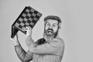 İş yarışması. Adam satranç oynuyor. İş stratejisi ve taktik kavramı. Satranç figürleriyle strateji. Satranç savaşı ve zafer. Oyun konsepti. rekabet ve strateji fikirleri