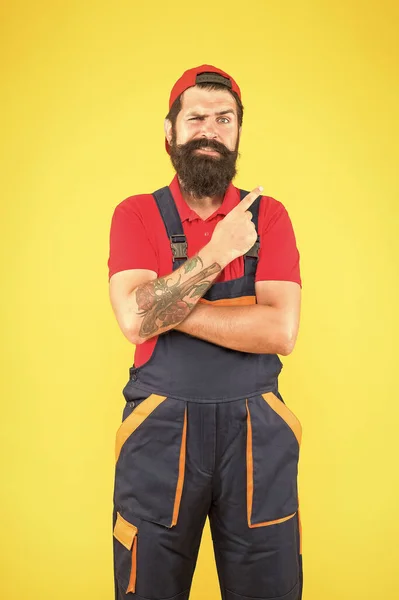 Brutal barbudo hombre en servicio mecánico uniforme trabajo como fontanero calificado, publicidad — Foto de Stock