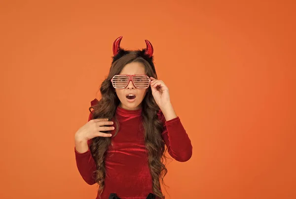 Verrast kind dragen duivel hoorns en glamour party bril op halloween, gelukkig halloween — Stockfoto