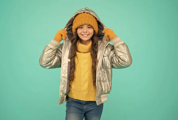 행복 한 어린이는 겨울, 추운 겨울, 푹신 한 날씨에 푹신 한 외투와 뜨개 질 한 옷을 입고 편안하고 따뜻 함을 느낀다 — 스톡 사진