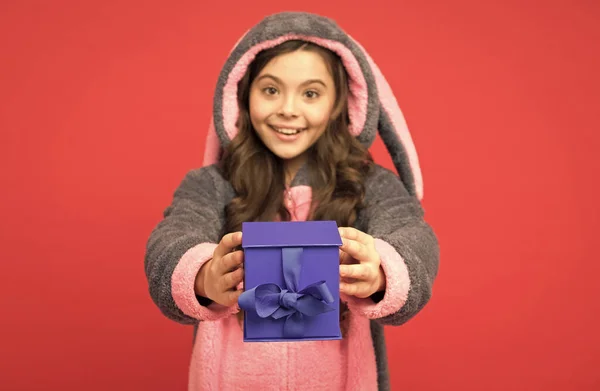 快乐的孩子穿着兔崽子睡衣，共享蓝色礼品盒，购物 — 图库照片