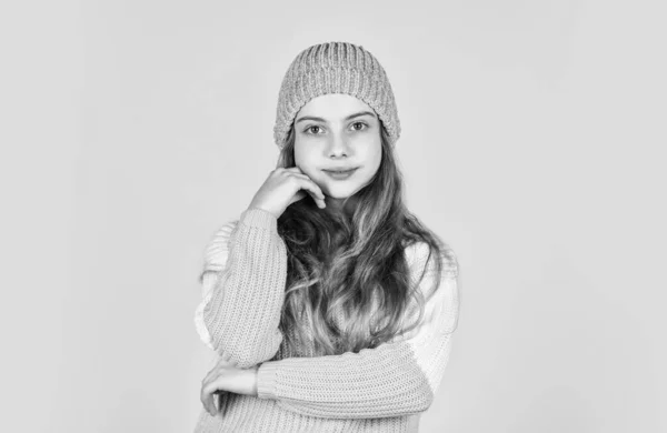 Conceito de felicidade infantil. adolescente menina fundo amarelo. Menina em malhas. criança beleza e moda. se aquecer na temporada de inverno. previsão do tempo frio. criança feliz usar chapéu e camisola favorita — Fotografia de Stock