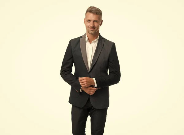 Hombre profesional sonrisa usando traje de moda en estilo formal, ropa formal, espacio de copia —  Fotos de Stock