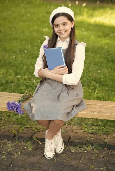 Elegante studentessa bambina con libro nel parco, libri dal concetto di biblioteca — Foto Stock