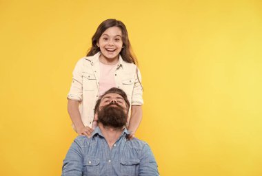 Aile berber dükkanı. Mutlu çocuk ve sakallı adam. Sakallı küçük kız ve baba. Saç kesimi ve tıraş. Berber dükkanı bakımı. Berber dükkanı. Kuaför salonu. Berber dükkanı yeniden açılıyor, alanı kopyala