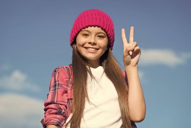 Zafer barışın olacak. Mutlu çocuk V işaretini güneşli gökyüzünde gösterdi. Dünya Barış Günü. Huzurlu bir çocukluk. 21 Eylül. Sevgi ve iyi niyet. Parlak gelecek. Pasifizm kavramı