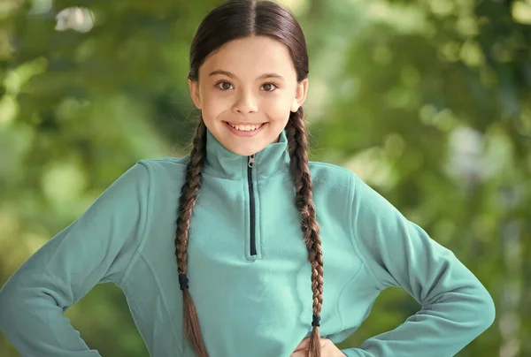 Lány viselet gyapjú jumper aktív szabadidős természet háttér, nyári nyaralás koncepció — Stock Fotó