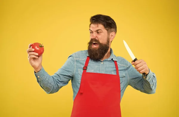 Hungrig, varför vänta? Hungrig hipster skuren tomat med kniv. Lider av hunger. Hälsosam kost och kost. Matlagning vegetarisk mat. Vegetabiliskt recept. Kocken lagade färskt mjöl. Snygg och välsmakande — Stockfoto