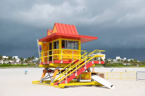 Rettungsschwimmturm am Sandstrand in Miami, USA — Stockfoto