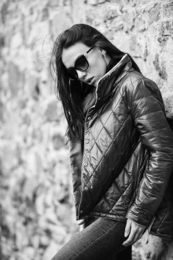 Sonbahar renkleri. Mutlu kızın sonbahar portresi. Güzel, modaya uygun, genç esmer kadın. Uzun düz saç stili. Moda sonbahar bahar fotoğrafı. güzellik ve moda