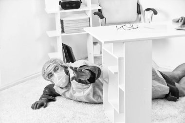 Çaresiz hasta adam. Ateş ve zayıflık. Ağır hastalık ve ölüm. Adam bayıldı. Nefes darlığı. Koruyucu ekipmanlı adam yerde yatıyordu. Ağır hasta durumu. Kendi kendini tedavi etmek güvenli değil.