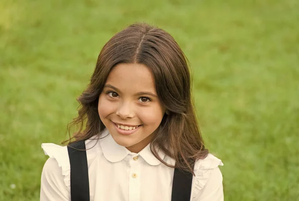 Wenn man gut aussieht, fühlt man sich gut. Zurück zum Schullook. Glückliche Kinder lächeln in Uniform im Freien. Schönheitssalon. Schulbildung. Sei edel, sei schön — Stockfoto