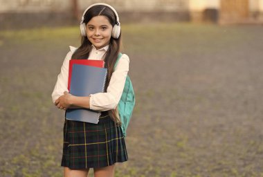 Mutlu çocuk okula geri dönüyor müzik dinleyen kitaplar, uluslararası program konsepti